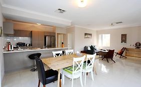 Nice And Neat House For Your Journey - Renovated
